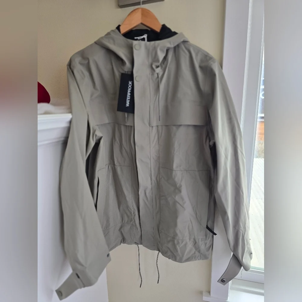 NWT! RAINS, UNISEX, Suva Hardshell Cargo Jacket, Drift, Size Medium, MSRP $285 - Picture 10 of 16